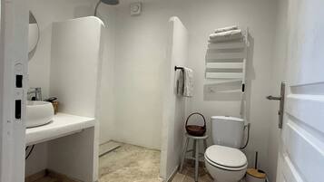 Sèche-cheveux, serviettes fournies, savon, papier toilette