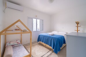 Room - 4BR Home w/ BBQ 100m From Beach Jat0355 (Bombinhas)