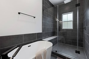 Douche, sèche-cheveux, serviettes fournies, savon