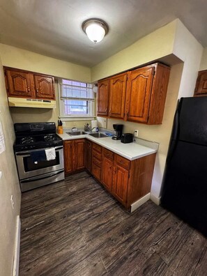 Fridge, microwave, oven, stovetop - Rose’s Comfortable Place | Cozy  1-Bedroom (Munhall)