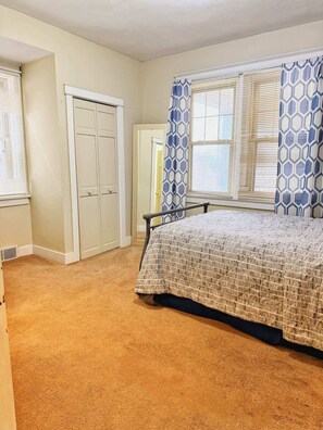 1 bedroom, desk, iron/ironing board, travel crib - Rose’s Comfortable Place | Cozy  1-Bedroom (Munhall)