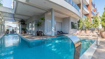 Una piscina al aire libre