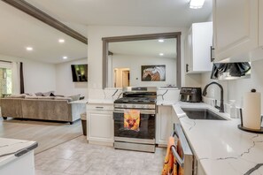 Réfrigérateur, micro-ondes, plaque de cuisson, lave-vaisselle