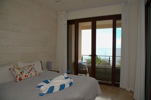3 bedrooms, iron/ironing board, WiFi, bed sheets - Beach front apartment in Akumal U5 (Akumal)