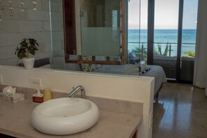 シャワー、タオル、石鹸、トイレットペーパー