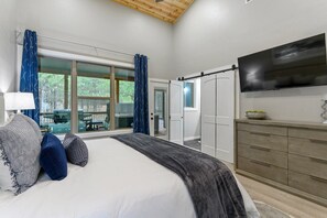 2 bedrooms, iron/ironing board, travel crib, free WiFi