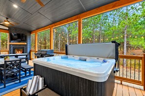 Soak your worries away in this hot tub, while taking in views of nature - Kids Play Zones | Hot Tub | 3 Arcades | Family Fun (Broken Bow)