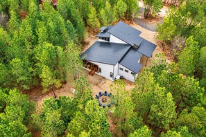 Surrounded by trees with plenty of outdoor space for relaxing and playing - Kids Play Zones | Hot Tub | 3 Arcades | Family Fun (Broken Bow)