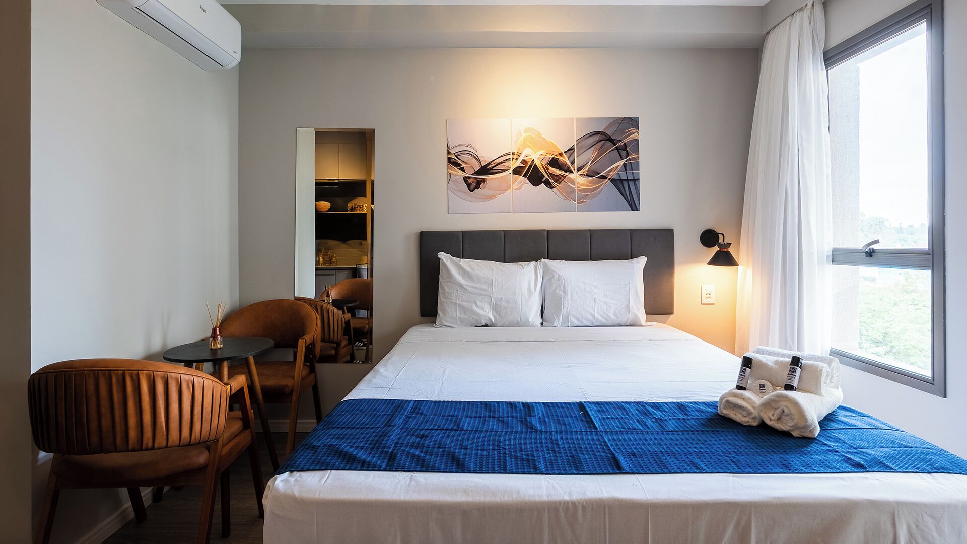 Espacio para trabajar con laptop y wifi gratis 