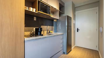 Geladeira, micro-ondas, cooktop, talheres/pratos/utensílios de cozinha