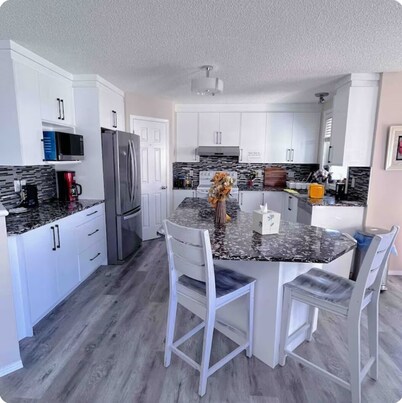 Cozy 1 bedroom in large house Calgary-UC,LRT, SAIT