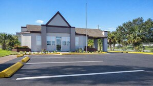 Unclassified image, 2 of 34, button - Motel 6 – Lake City, Fl – Medical Center (Lake City)