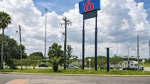 Unclassified image, 3 of 34, button - Motel 6 – Lake City, Fl – Medical Center (Lake City)