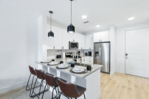 Fridge, microwave, oven, stovetop - G05 Cozy & Stylish 1BD Near Stockyards Resort Style Amenities, Golf Sim (Fort Worth)