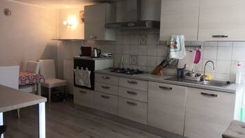 KĂŒhlschrank, Mikrowelle, Ofen, Herdplatte