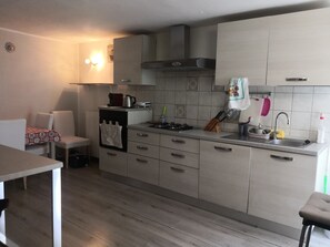 Køleskab, mikrobølgeovn, ovn, kogeplade