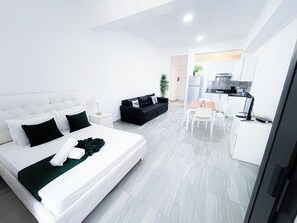 Executive-Studiosuite, Stadtblick | Individuell dekoriert, individuell eingerichtet, Schreibtisch