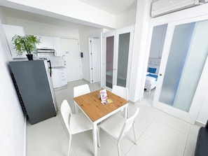 Deluxe Studio Suite, City View | Living area