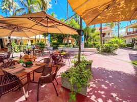 3 bares/lounges, 5 bares na praia