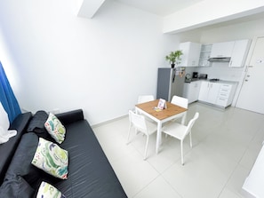 Suite estudio Deluxe, vistas a la ciudad | Cocina privada | Frigorífico, microondas, placa de cocina y utensilios de cocina