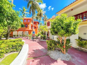 Body treatments, hydrotherapy, aromatherapy, hot stone massages