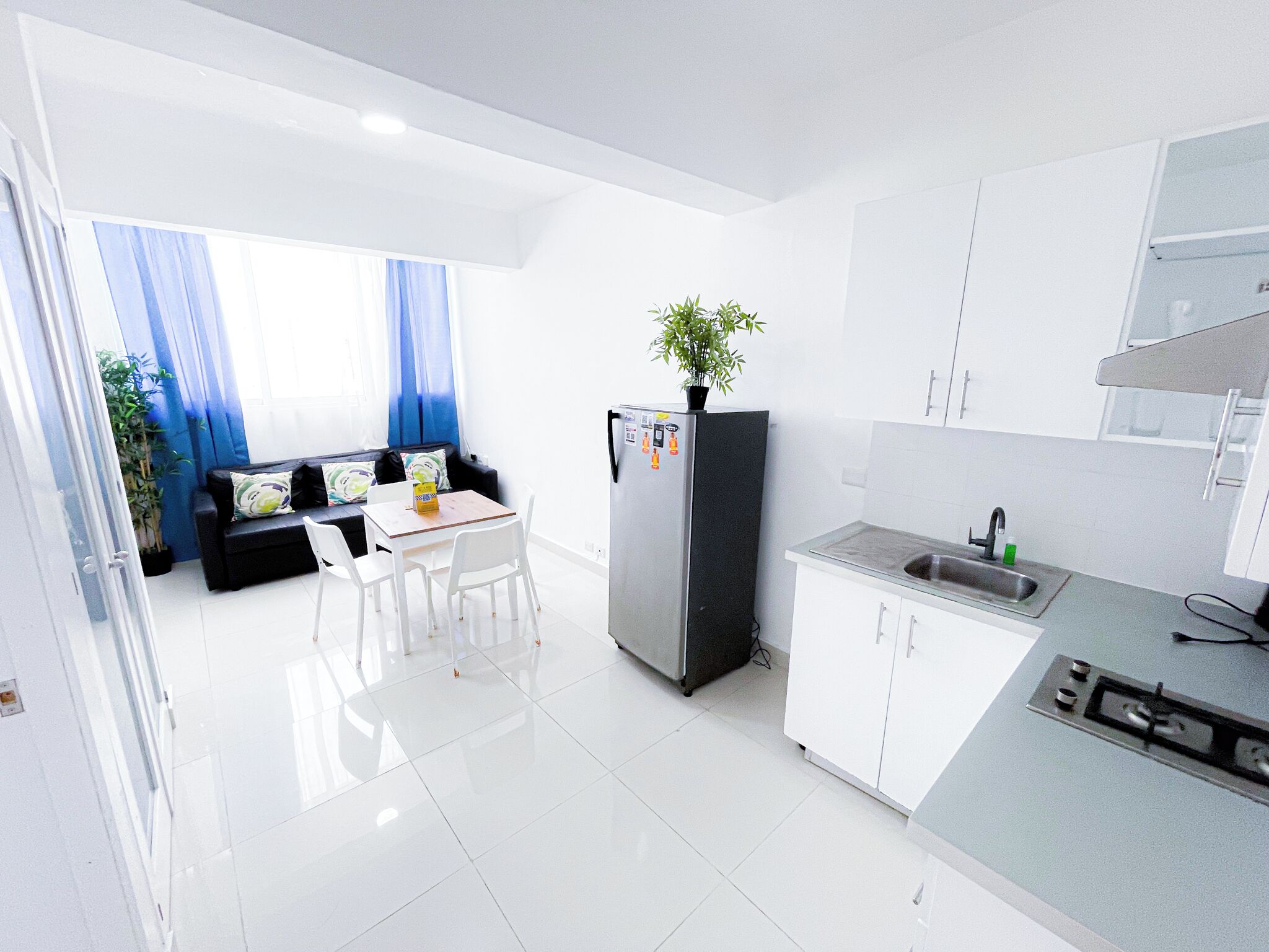 Deluxe-Studiosuite, Stadtblick | Wohnbereich | LCD-Fernseher