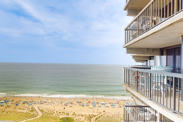 On the beach - Charming Beach Condo w/Balcony, beach & bay views, Pools, Gym, Tennis, W/D & A/C (Ocean City)