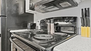 Een koelkast, een magnetron, een oven, een kookplaat