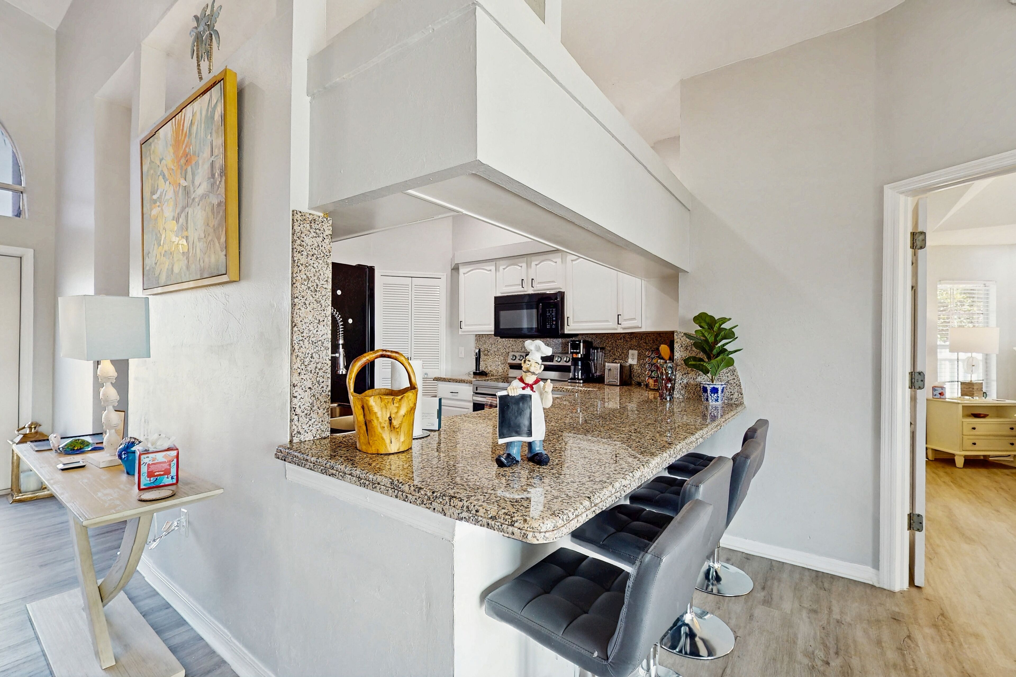 冷蔵庫、電子レンジ、オーブン、コンロ