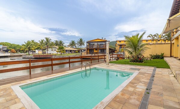 Una piscina al aire libre