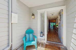 Terrace/patio - Welcoming condo on golf course, near Tennis, Beach, Golf Course & Coligny Plaza (Hilton Head)