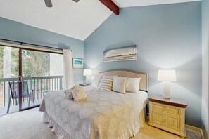 2 bedrooms, Internet, bed sheets - Welcoming condo on golf course, near Tennis, Beach, Golf Course & Coligny Plaza (Hilton Head)