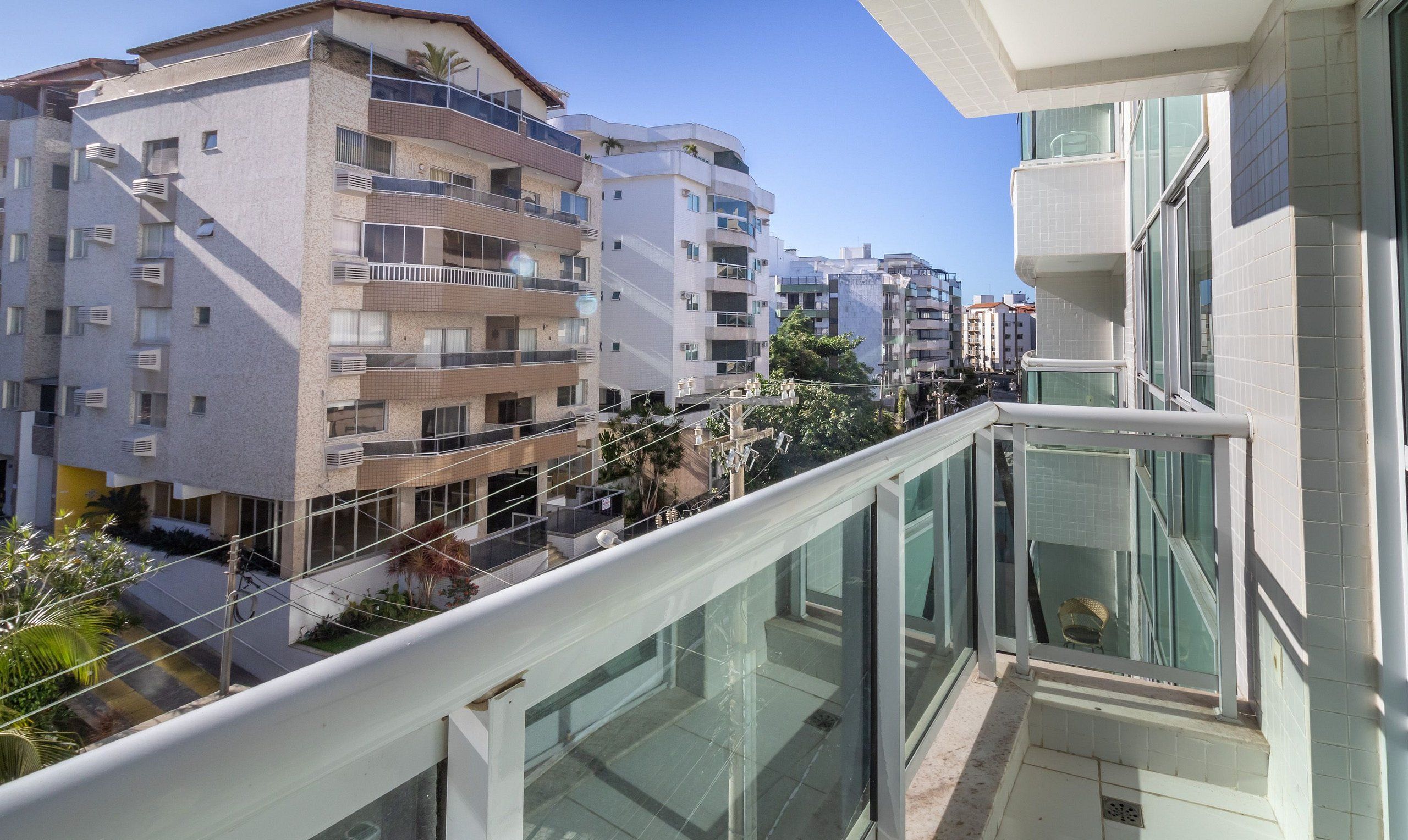 Un edificio residencial de varios pisos con balcones, ventanas grandes y un estilo arquitectónico moderno.