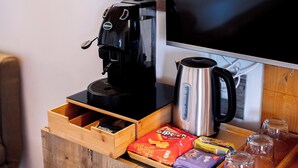 A wooden counter with a coffee machine, a kettle, snacks, and glasses. - Agritourism. Accommodation x 2 + 1 persons with outdoor kitchen. Garden view (Mazzarino)