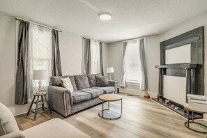 TV - < 1 Mi to EverBank Stadium: Retreat w/ Yard! (Jacksonville)