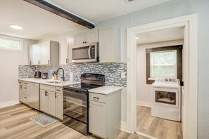 Fridge, microwave, stovetop, dishwasher - < 1 Mi to EverBank Stadium: Retreat w/ Yard! (Jacksonville)