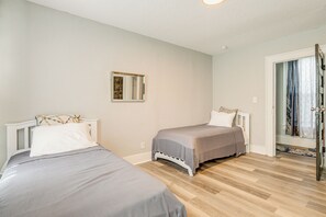 2 bedrooms, iron/ironing board, Internet, bed sheets - < 1 Mi to EverBank Stadium: Retreat w/ Yard! (Jacksonville)