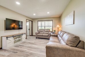 TV, fireplace