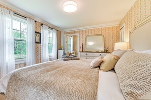 4 bedrooms, desk, iron/ironing board, Internet