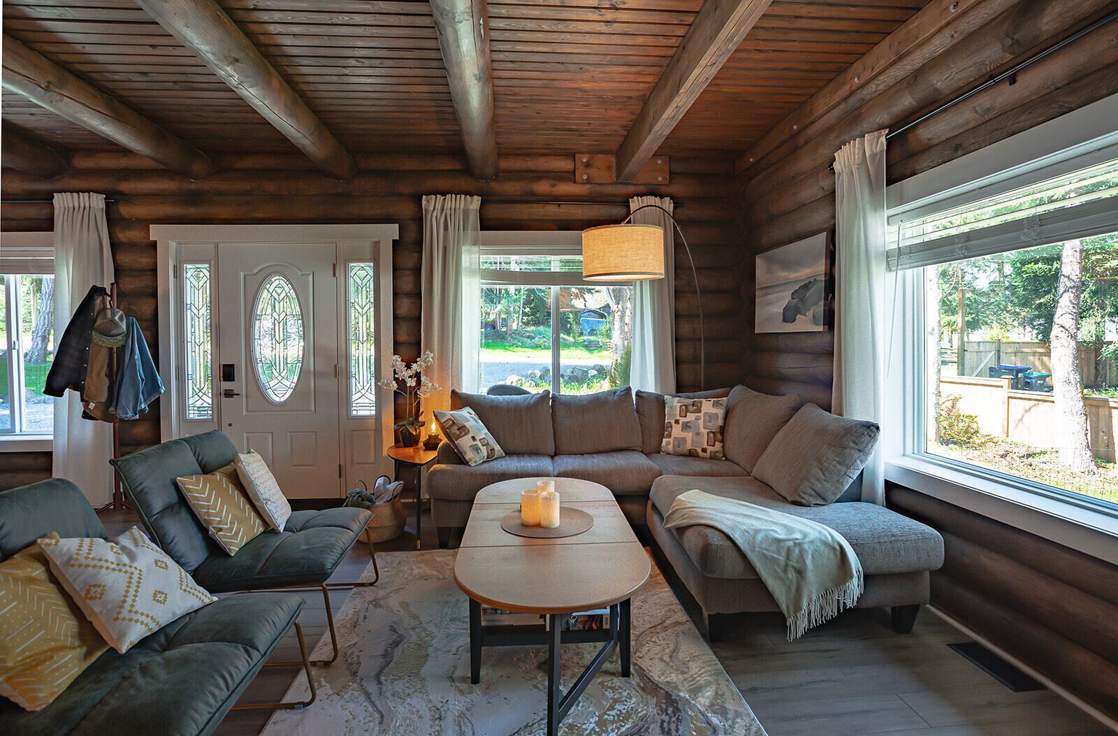 TV connectée, cheminée, livres, chaîne hi-fi