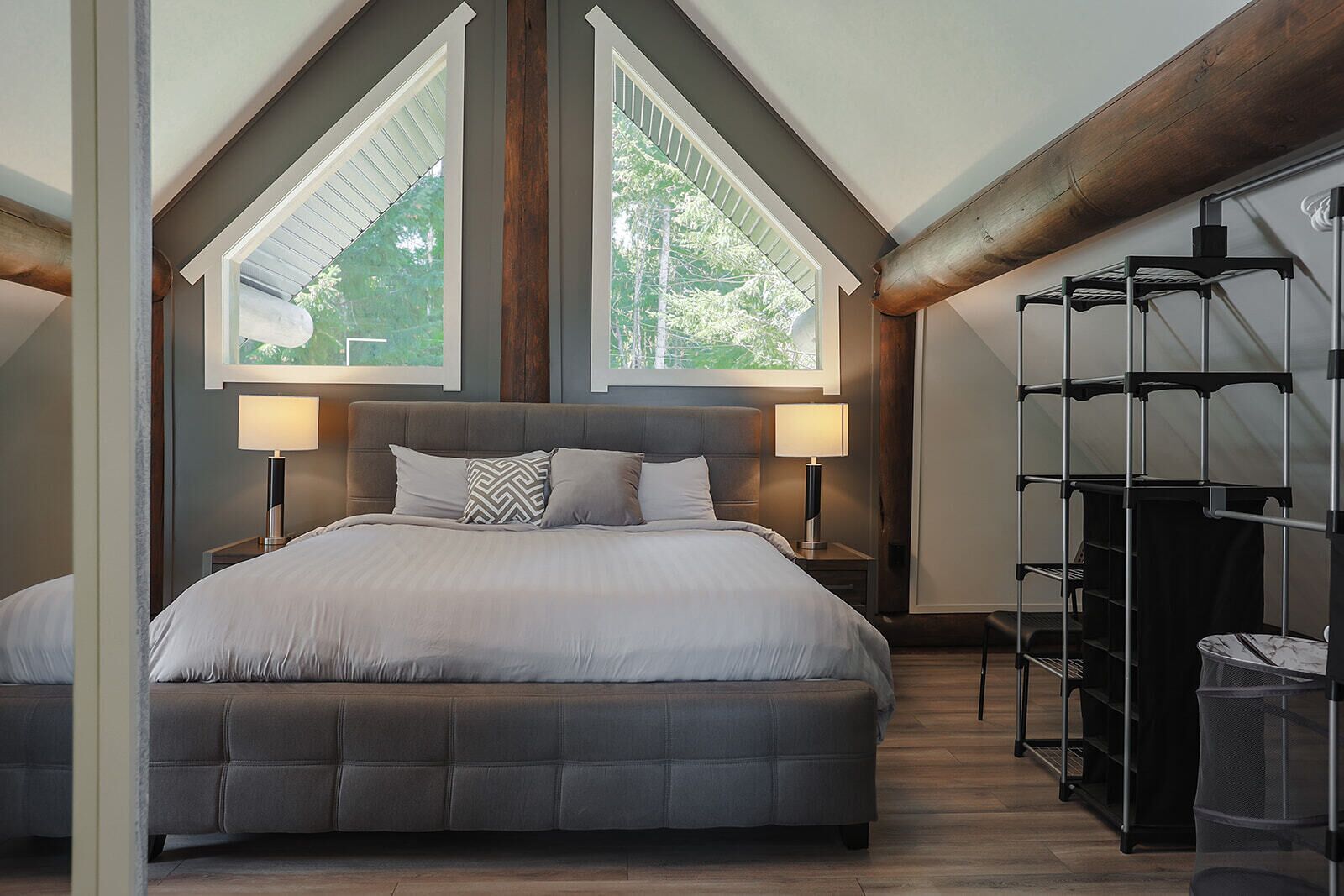 2 chambres, bureau, fer et planche à repasser, lit parapluie