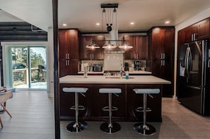 Un four, surface de cuisson, lave-vaisselle
