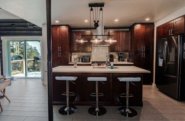 Fridge, oven, stovetop, dishwasher