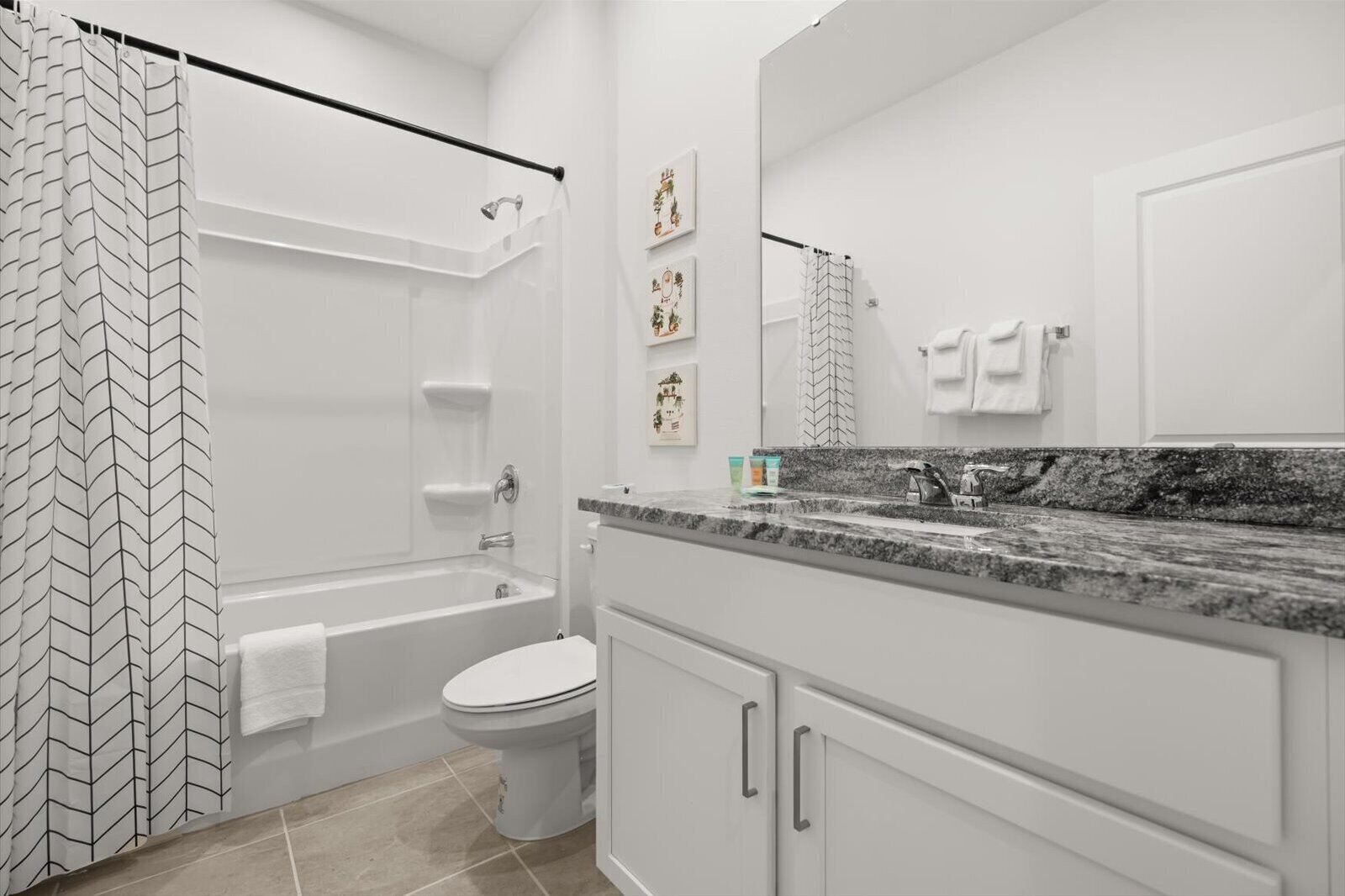 Ein modernes Badezimmer mit Dusche, Toilette und Waschtisch.