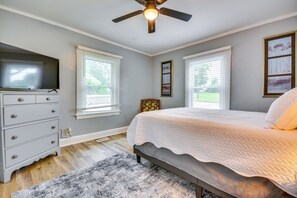 2 bedrooms, iron/ironing board, internet, bed sheets