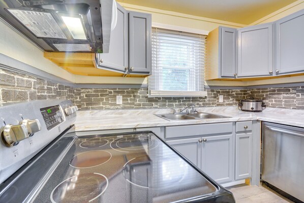 Fridge, microwave, stovetop, dishwasher