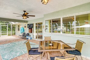 Outdoor dining - 7 Mi to River & Ocean: Family Getaway in Sebastian (Sebastian)