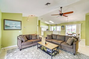 TV - 7 Mi to River & Ocean: Family Getaway in Sebastian (Sebastian)