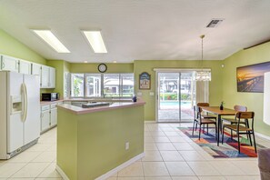 Fridge, stovetop, dishwasher, coffee/tea maker - 7 Mi to River & Ocean: Family Getaway in Sebastian (Sebastian)