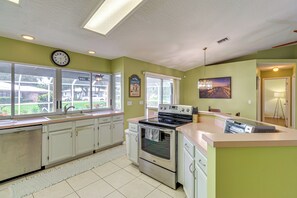 Fridge, stovetop, dishwasher, coffee/tea maker - 7 Mi to River & Ocean: Family Getaway in Sebastian (Sebastian)